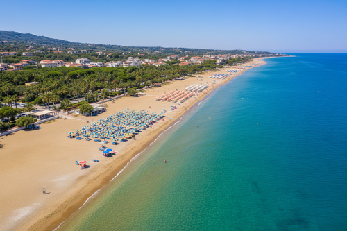Nicotera Beach Village Calabria - spiaggia con mare turchese e ombrelloni